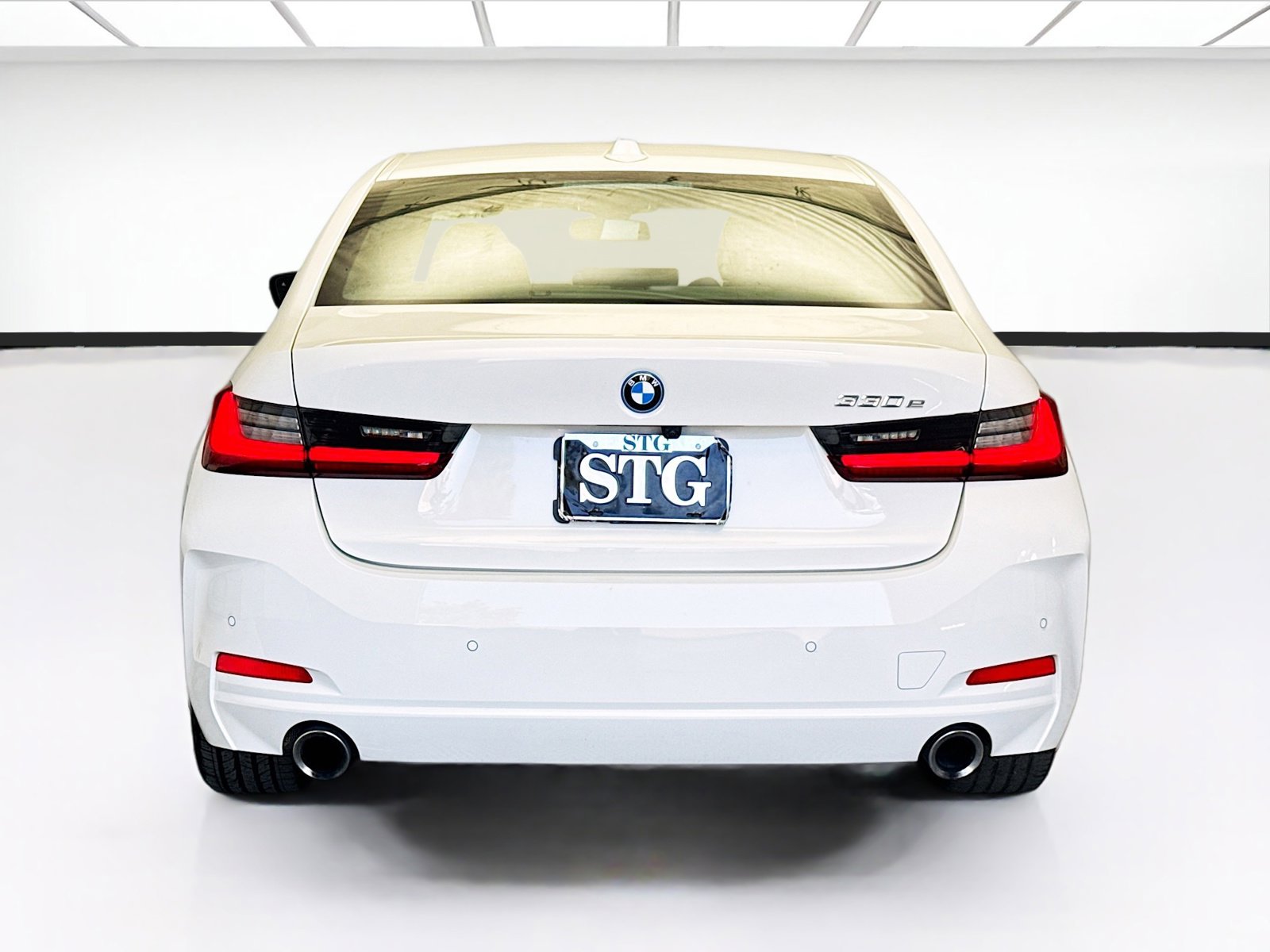 Used 2023 BMW 330e w/ Driving Assistance Package image 5