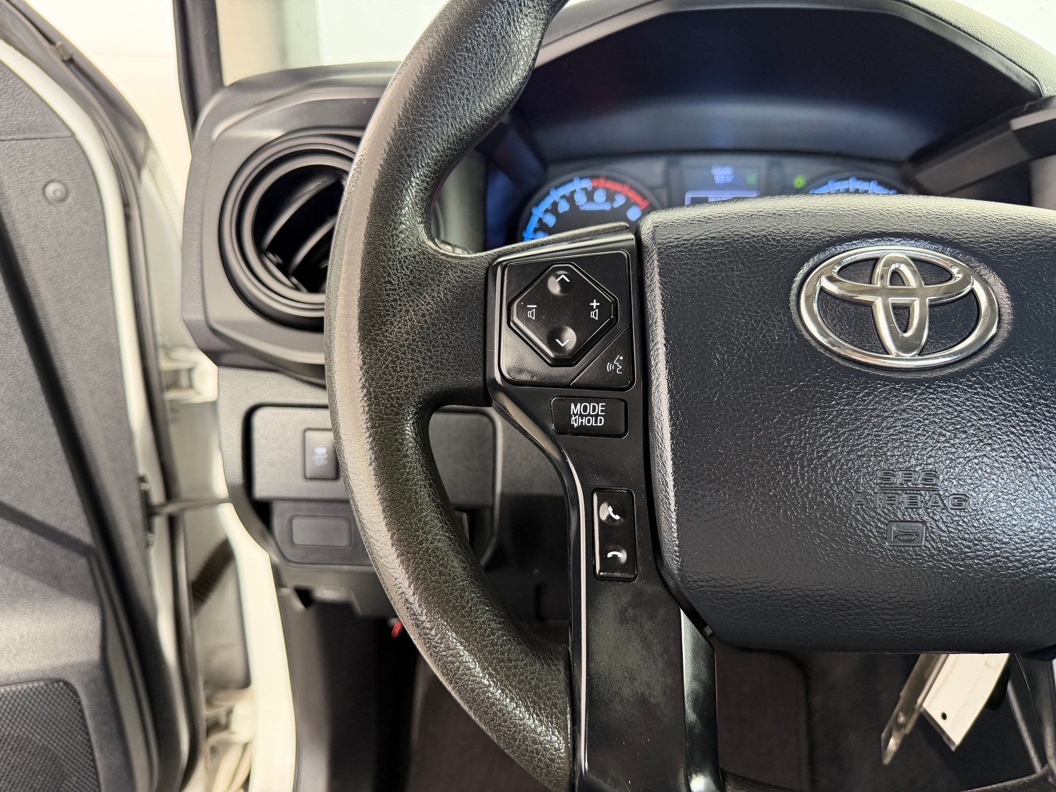 Used 2020 Toyota Tacoma SR AWD/4WD image 15