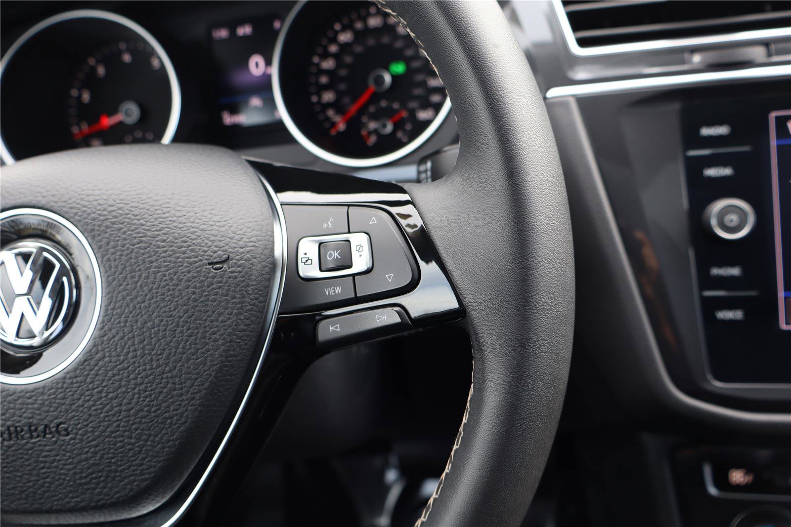 Certified 2021 Volkswagen Tiguan SE w/ Panoramic Sunroof Package image 18