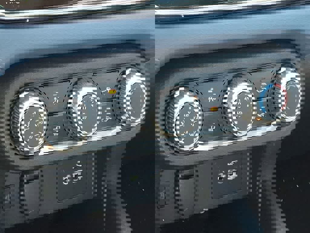 Used 2025 Nissan Versa SV image 15