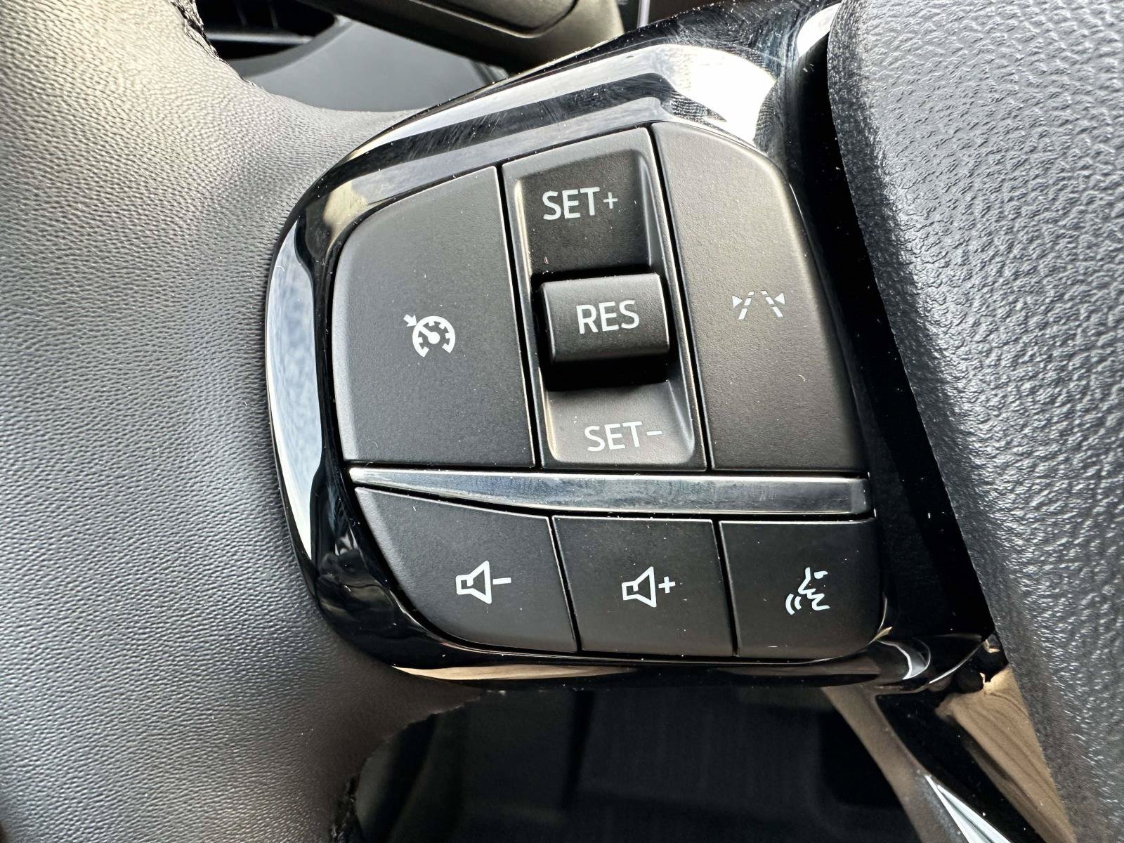 Used 2025 Ford Escape Active w/ Cold Weather Package FWD image 17