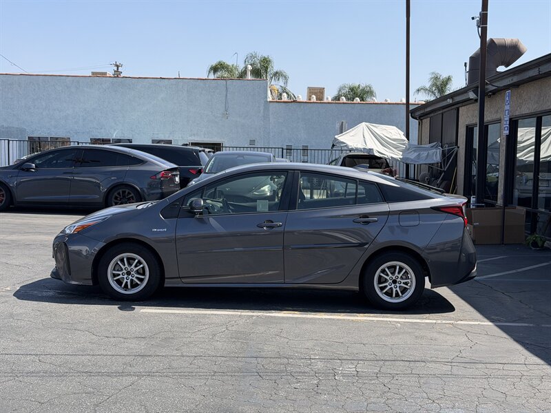 Used 2022 Toyota Prius LE FWD image 4