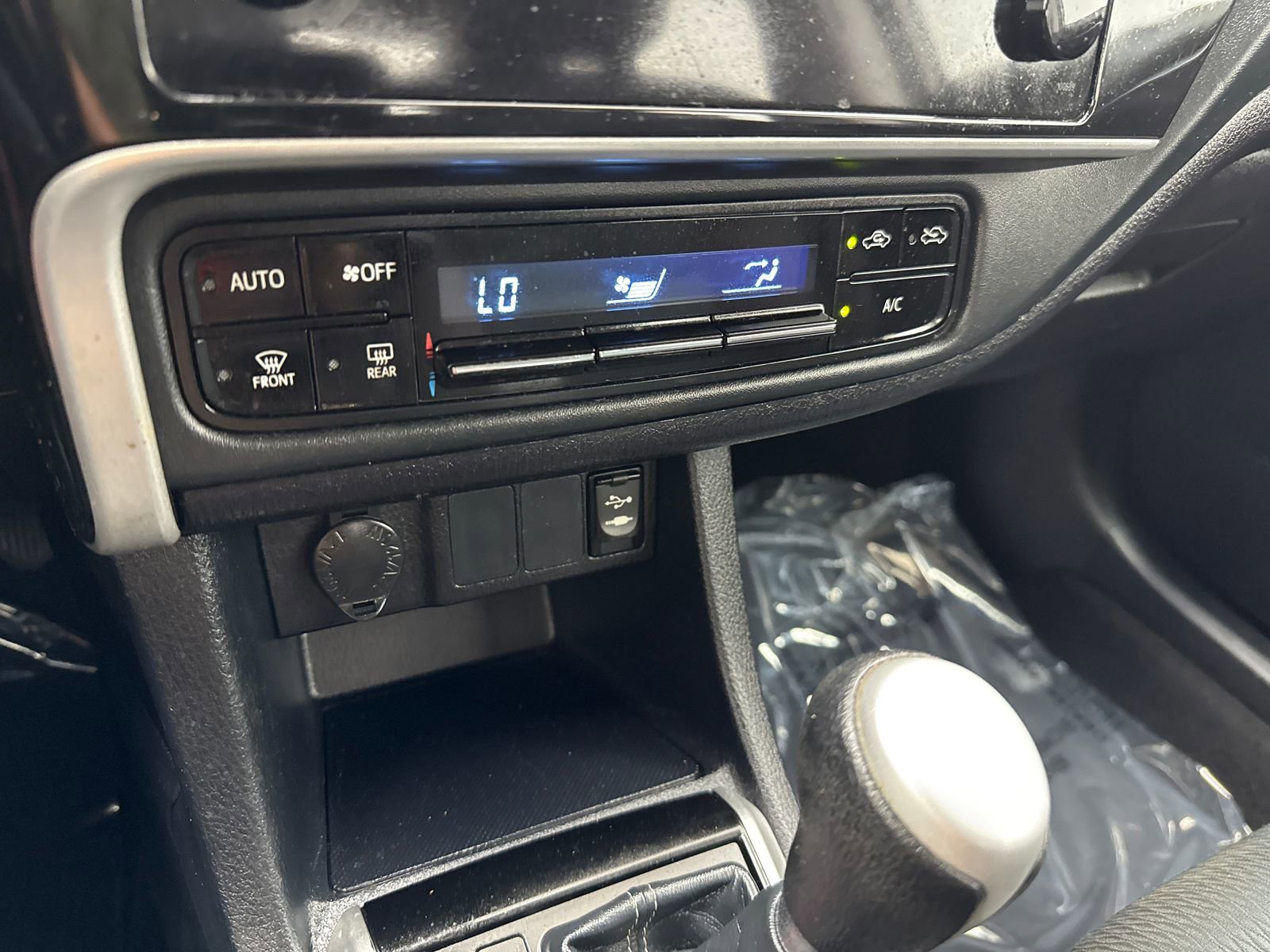 Used 2019 Toyota Corolla LE w/ Carpet Mat Package (TMS) FWD image 28