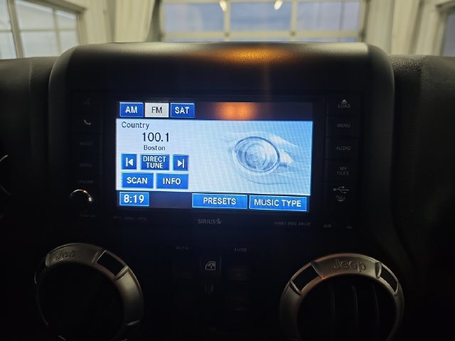 Used 2015 Jeep Wrangler Unlimited Sahara w/ Connectivity Group AWD/4WD image 18