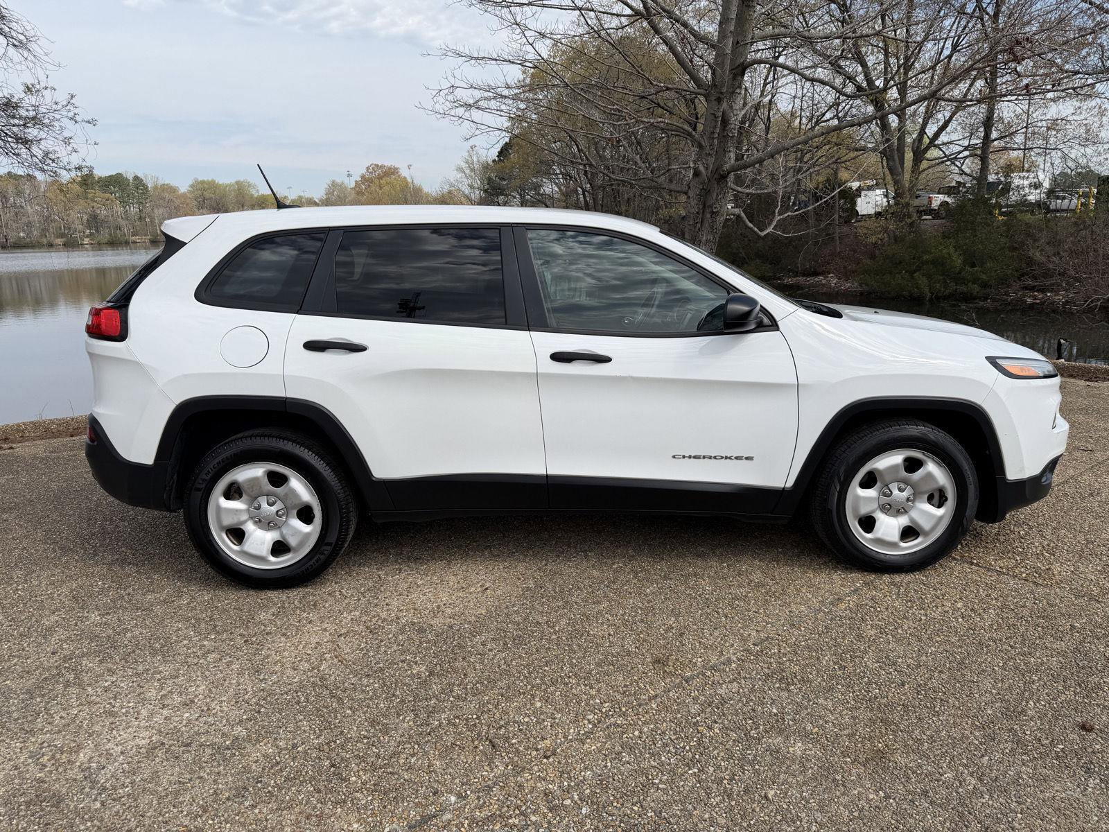 Used 2016 Jeep Cherokee Sport image 2