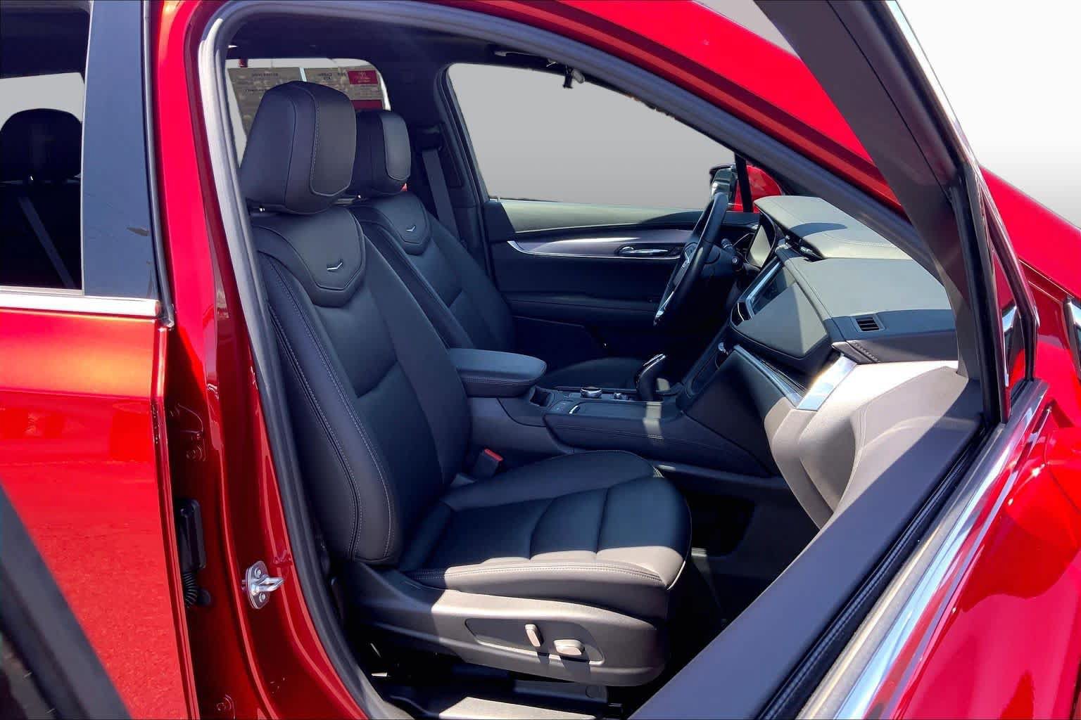Used 2025 Cadillac XT6 Luxury FWD image 9