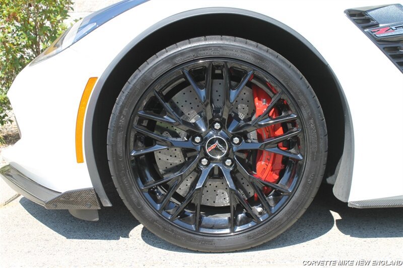 Used 2015 Chevrolet Corvette Z06 w/ 3LZ Preferred Equipment Group RWD image 14