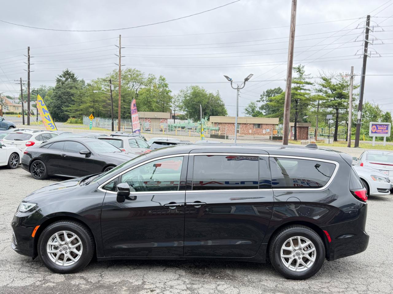 Used 2023 Chrysler Pacifica Touring-L FWD image 7
