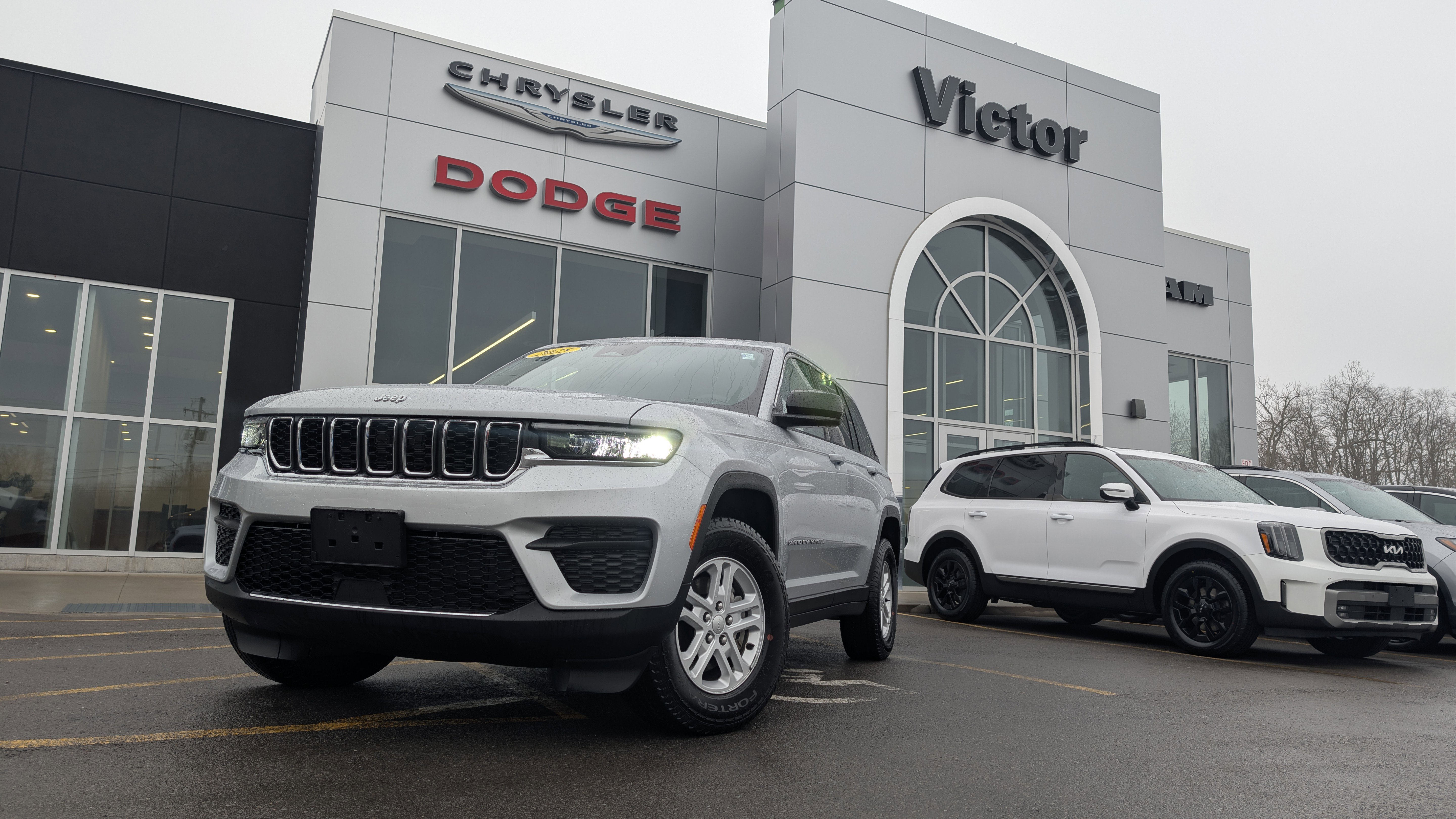 New 2025 Jeep Grand Cherokee Laredo image 1