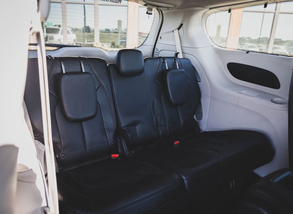 Used 2019 Chrysler Pacifica Touring-L image 26