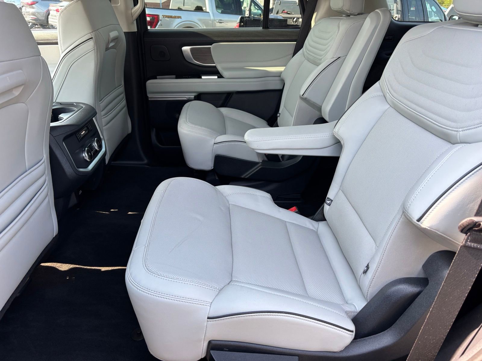 Used 2025 Ford Expedition Platinum w/ Platinum Ultimate Package AWD/4WD image 22