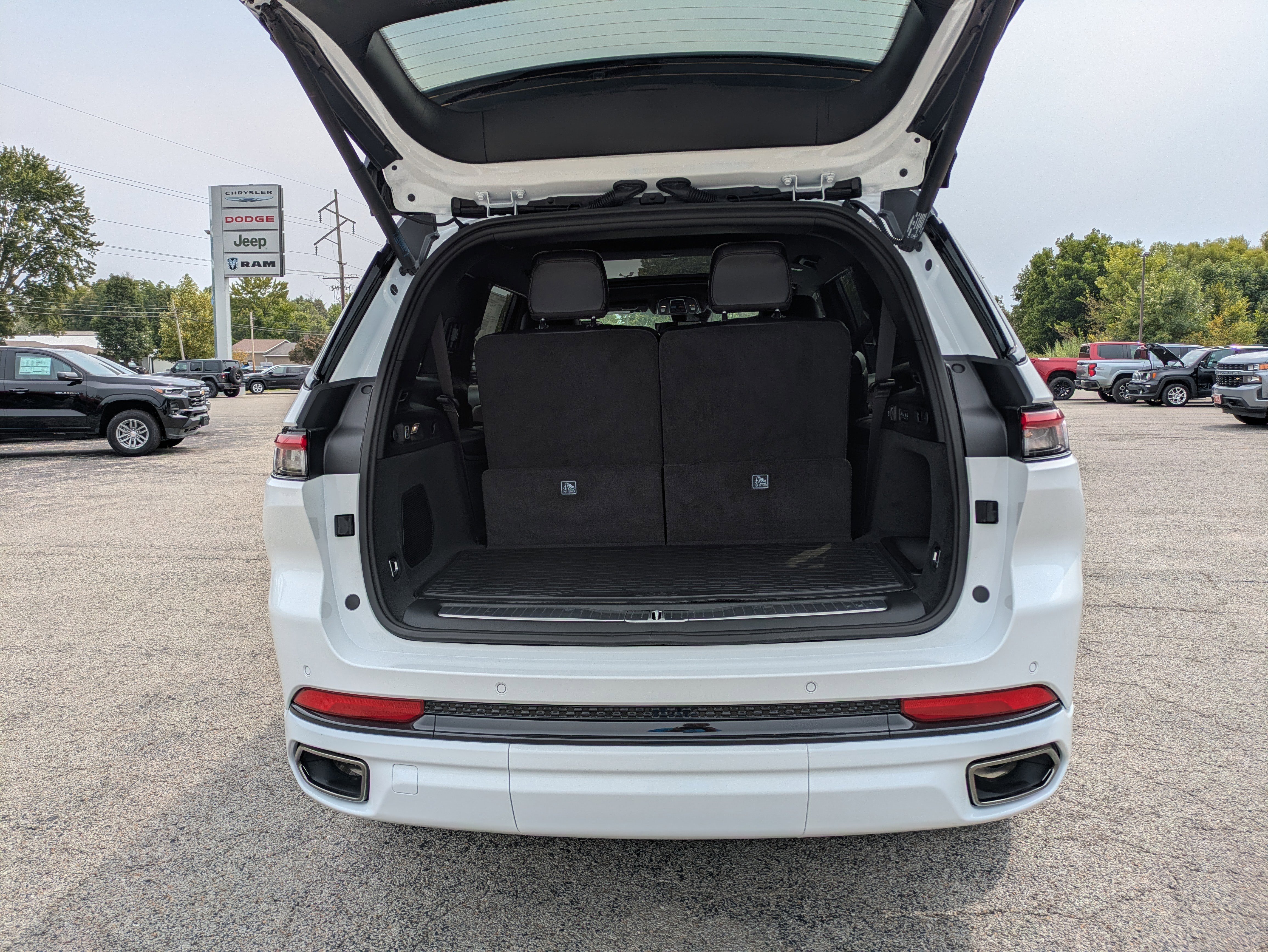 New 2025 Jeep Grand Cherokee L Summit w/ High Altitude Package image 6