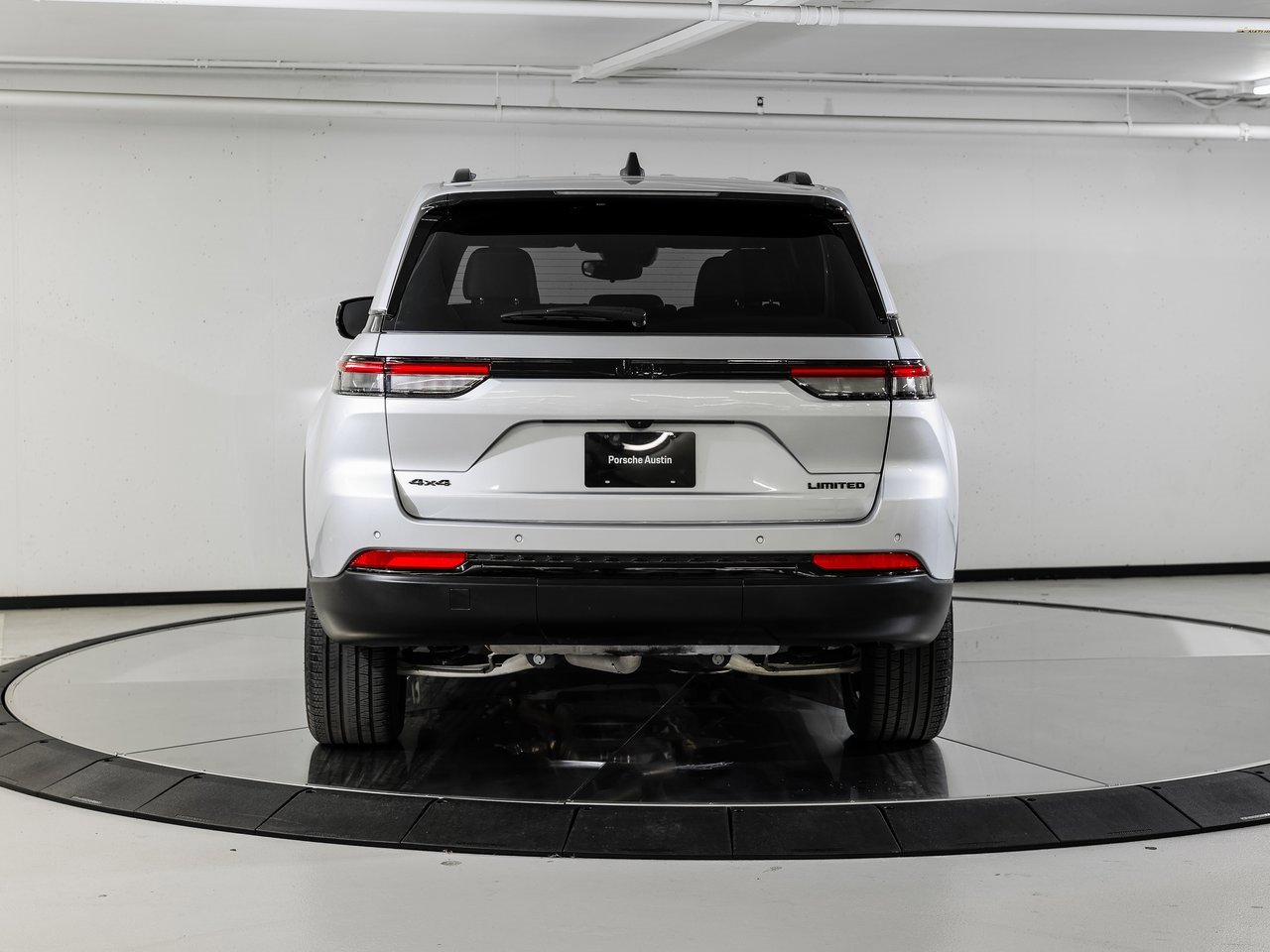 Used 2024 Jeep Grand Cherokee Limited w/ Black Appearance Package image 6