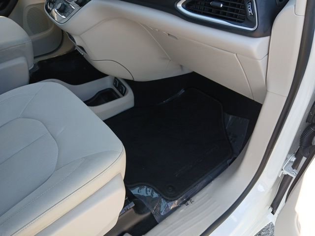 Used 2017 Chrysler Pacifica Touring w/ Tire & Wheel Group FWD image 26