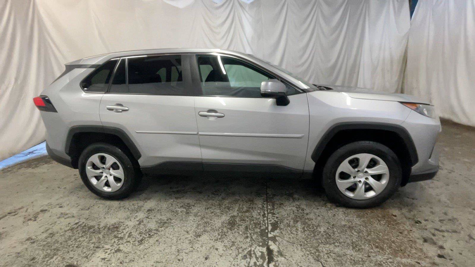 Used 2022 Toyota RAV4 LE AWD/4WD image 5