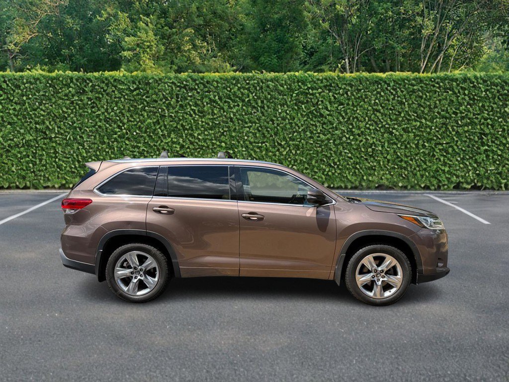 Used 2018 Toyota Highlander Limited w/ Carpet Mat Package (TMS) AWD/4WD image 2