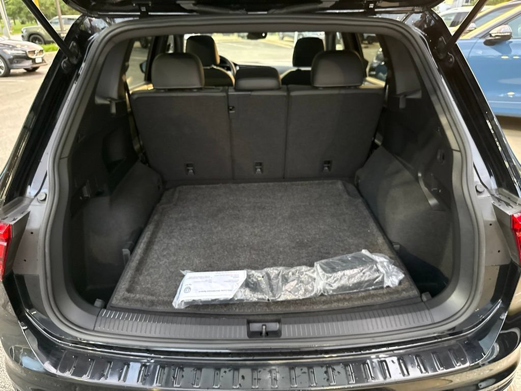 Used 2023 Volkswagen Tiguan SE R-Line AWD/4WD image 28