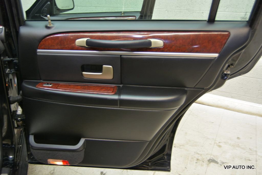 Used 2005 Lincoln Town Car Signature Limited image 10