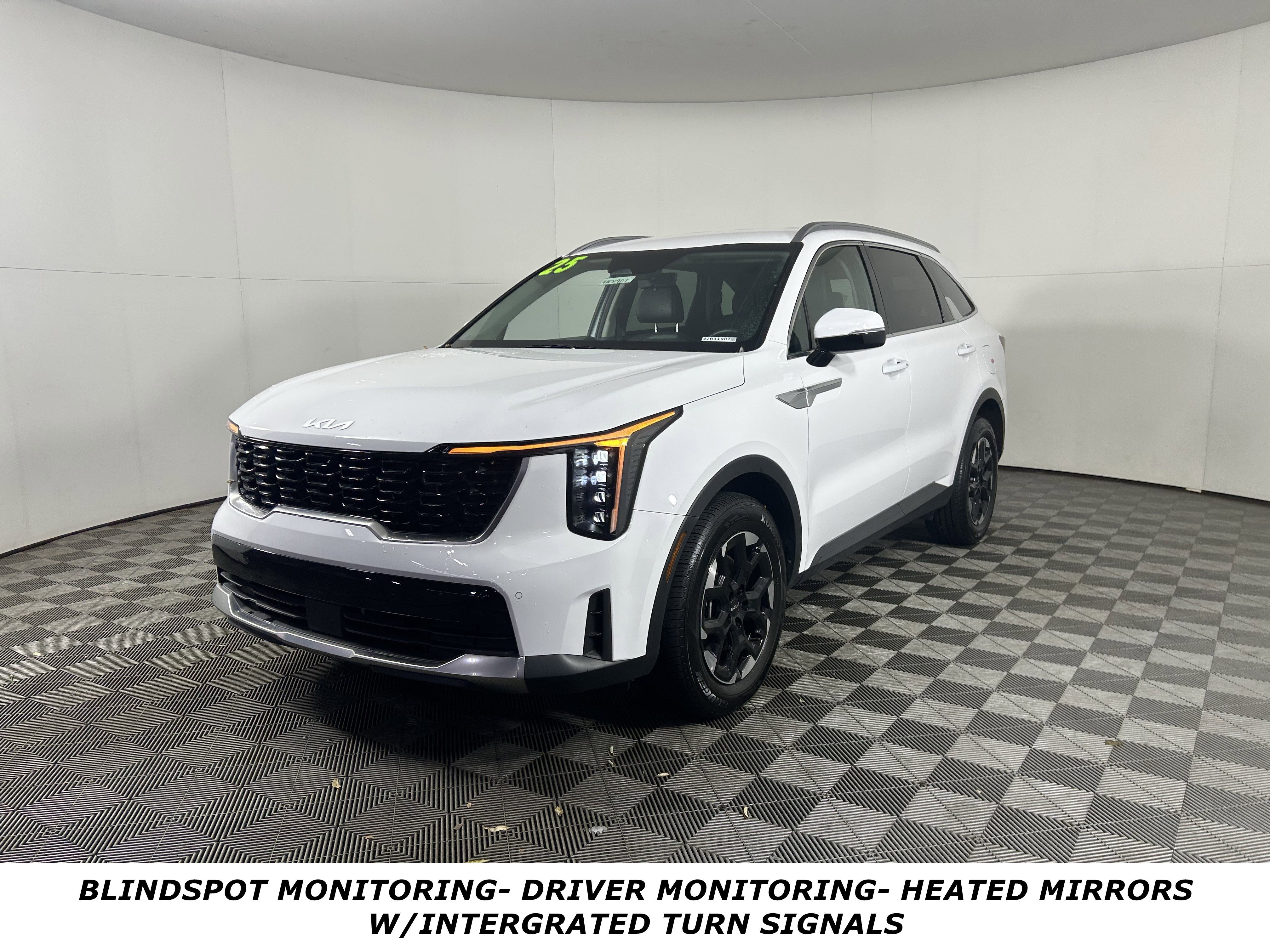 Used 2025 Kia Sorento S image 3