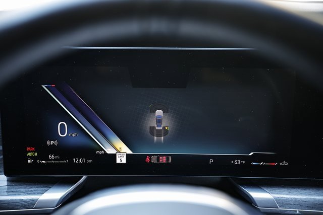 Used 2025 BMW 740i xDrive image 32