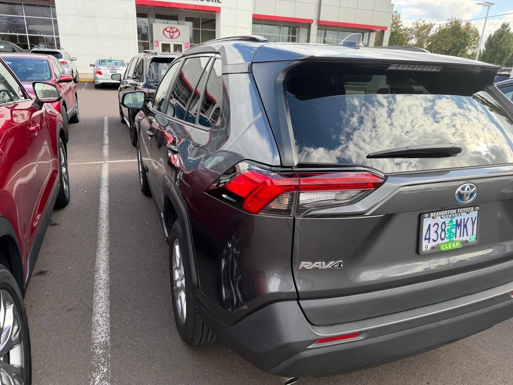 Used 2020 Toyota RAV4 LE w/ Carpet Mat Package AWD/4WD image 4