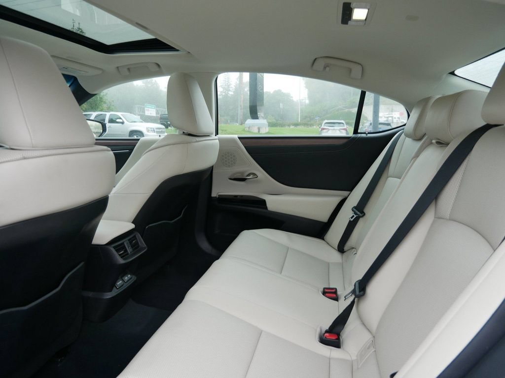 Certified 2024 Lexus ES 300h w/ Premium Package FWD image 11