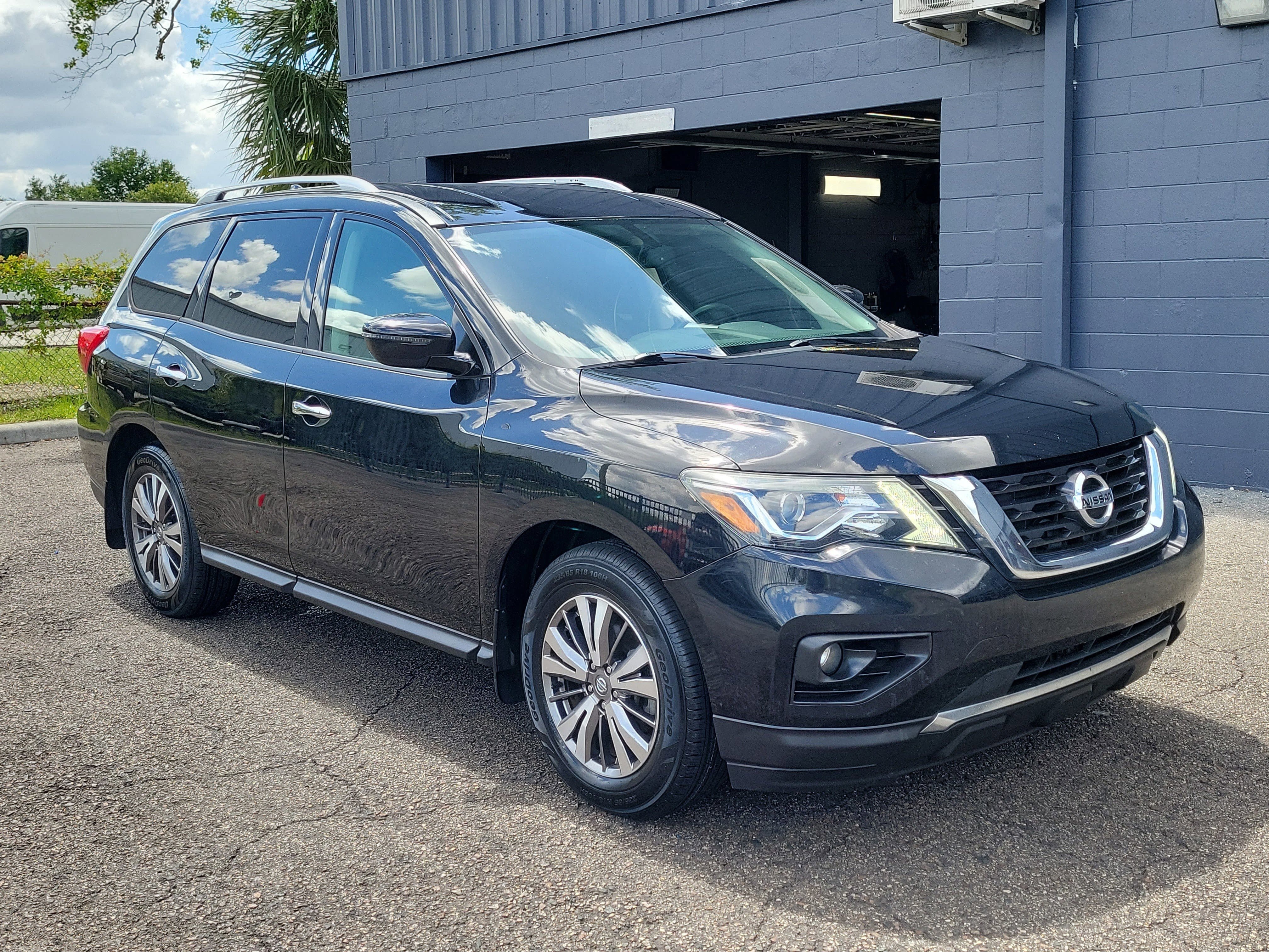 Used 2019 Nissan Pathfinder SV FWD image 3