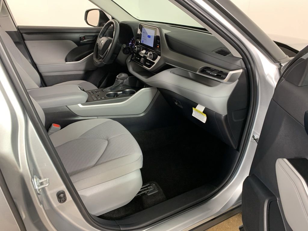Used 2024 Toyota Highlander LE AWD/4WD image 38