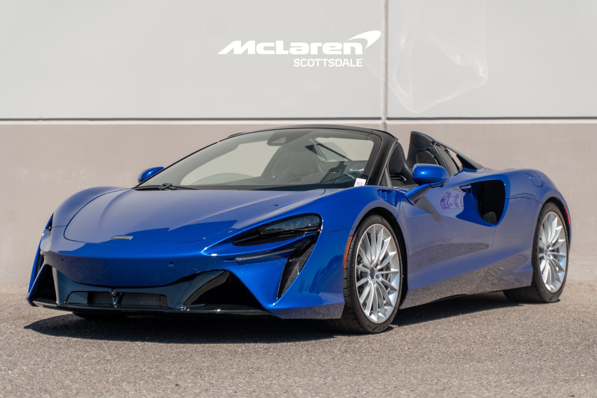 Used 2025 McLaren Artura Spider image 3