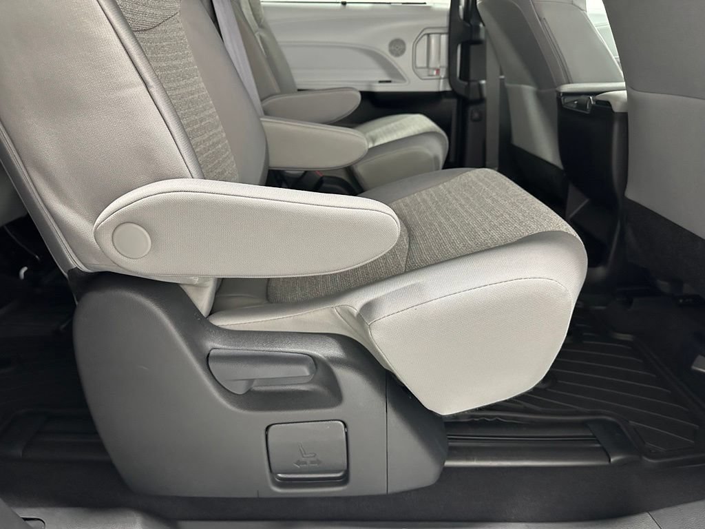 Used 2025 Toyota Sienna LE FWD image 51