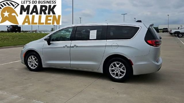 Used 2024 Chrysler Pacifica Touring-L FWD image 6