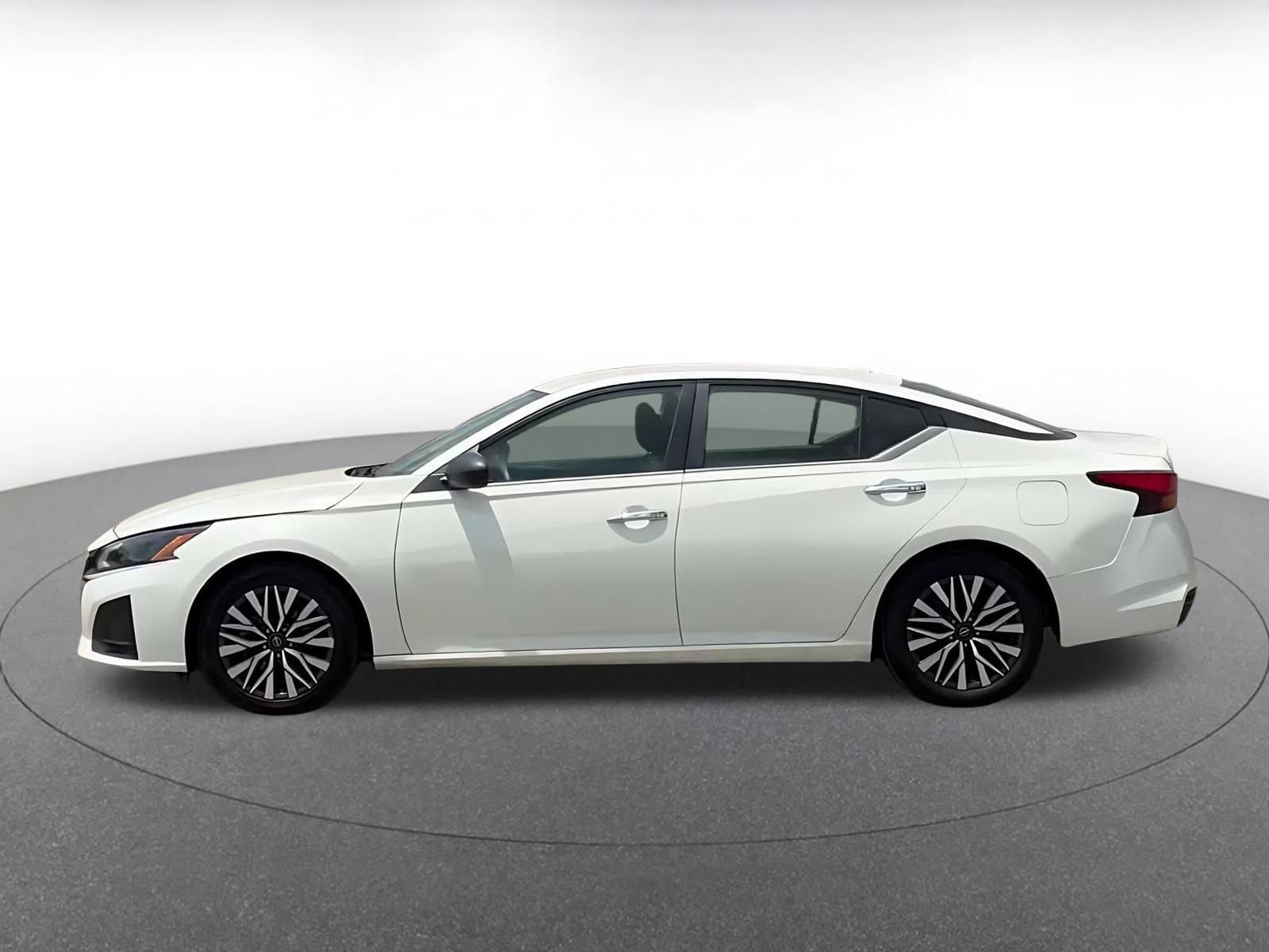 Used 2025 Nissan Altima 2.5 SV FWD image 12