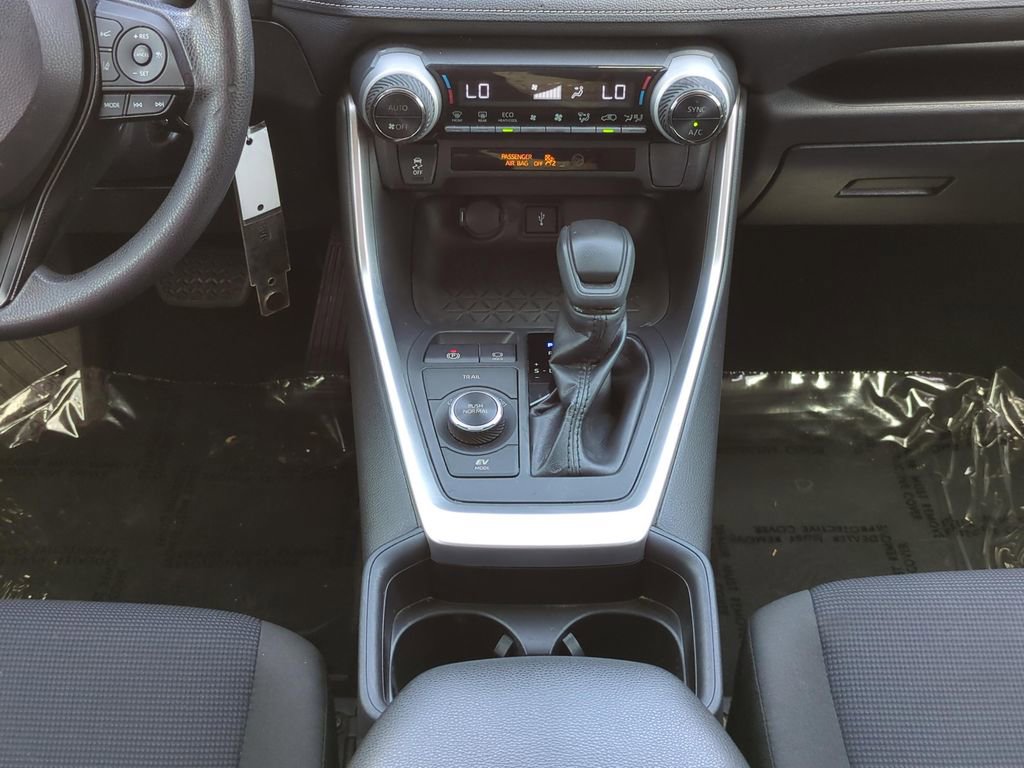 Used 2021 Toyota RAV4 LE image 19