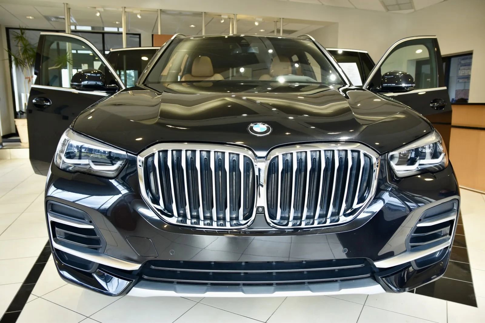 Used 2023 BMW X5 xDrive40i w/ Premium Package image 2