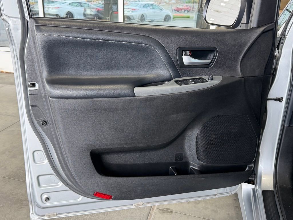 Certified 2017 Toyota Sienna SE w/ SE Preferred Package FWD image 18