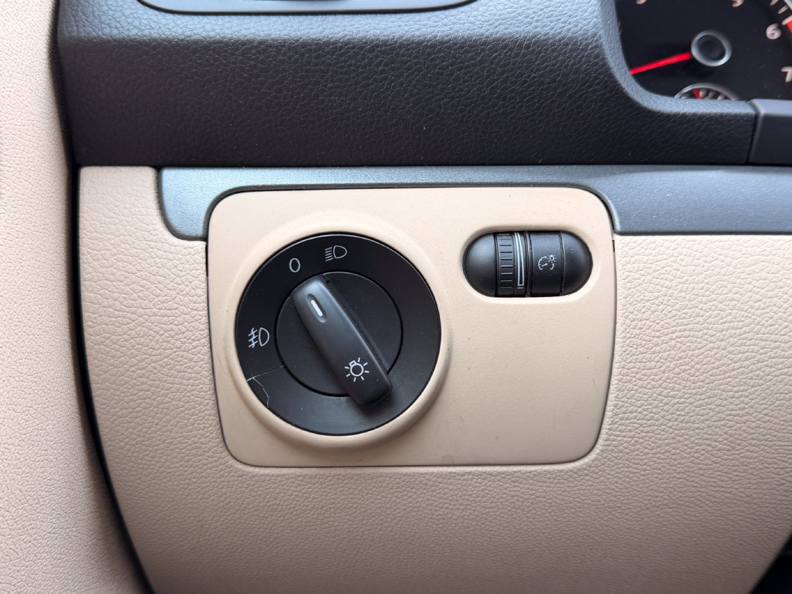 Used 2011 Volkswagen Eos Komfort FWD image 16