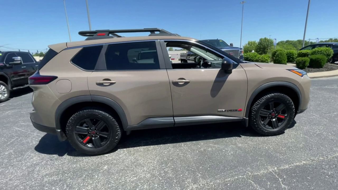 Used 2025 Nissan Rogue SV AWD/4WD image 8