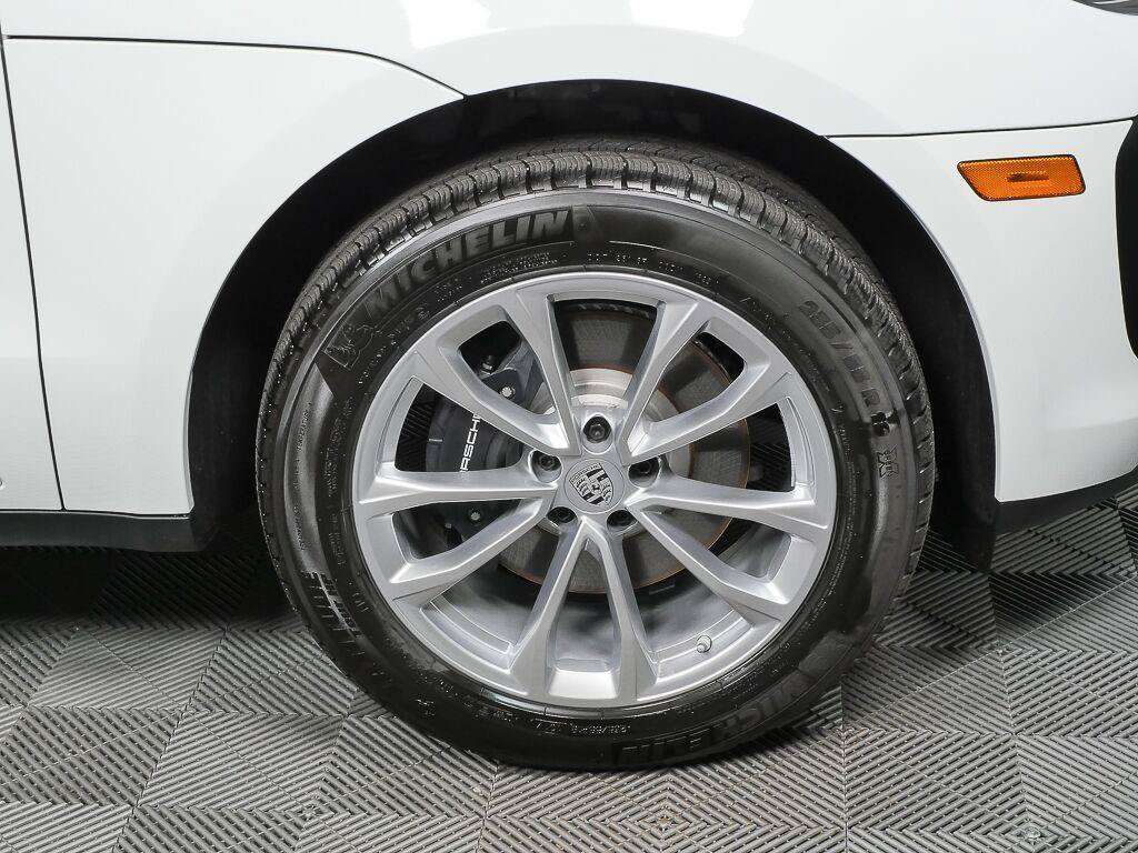 Certified 2026 Porsche Macan Turbo AWD/4WD image 38
