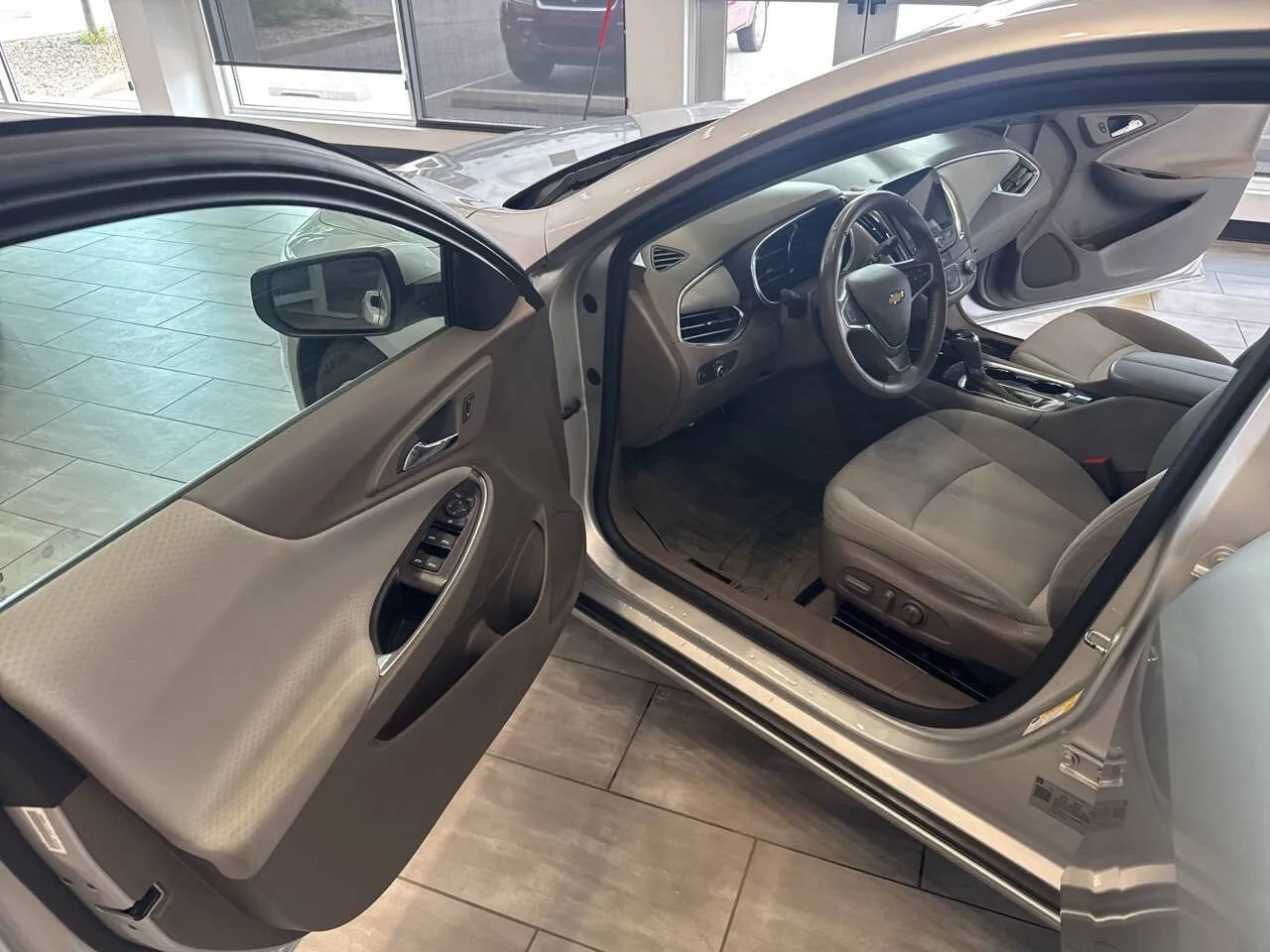 Used 2018 Chevrolet Malibu LT FWD image 22