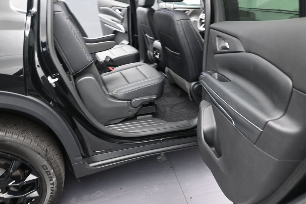 Used 2025 Chevrolet Traverse LT w/ Midnight/Sport Edition FWD image 14