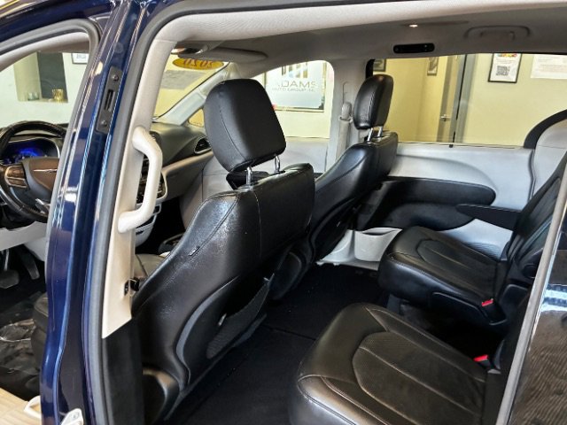 Used 2020 Chrysler Pacifica Touring-L FWD image 25