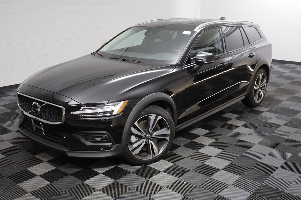 Used 2025 Volvo V60 B5 Cross Country Plus image 2