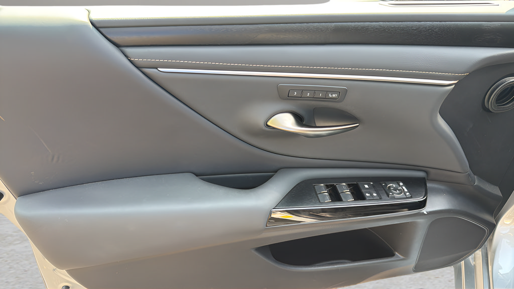 Certified 2024 Lexus ES 300h w/ Premium Package FWD image 13