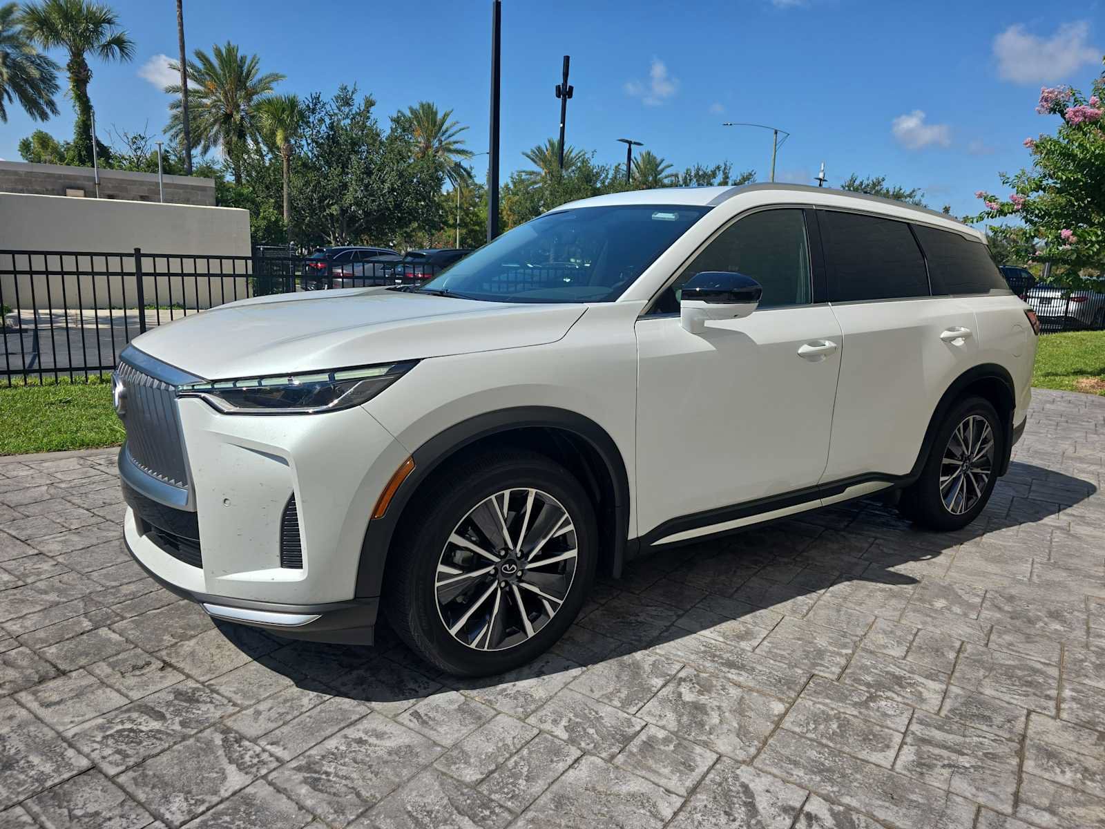 Certified 2026 INFINITI QX60 Luxe w/ Cargo Package FWD image 5