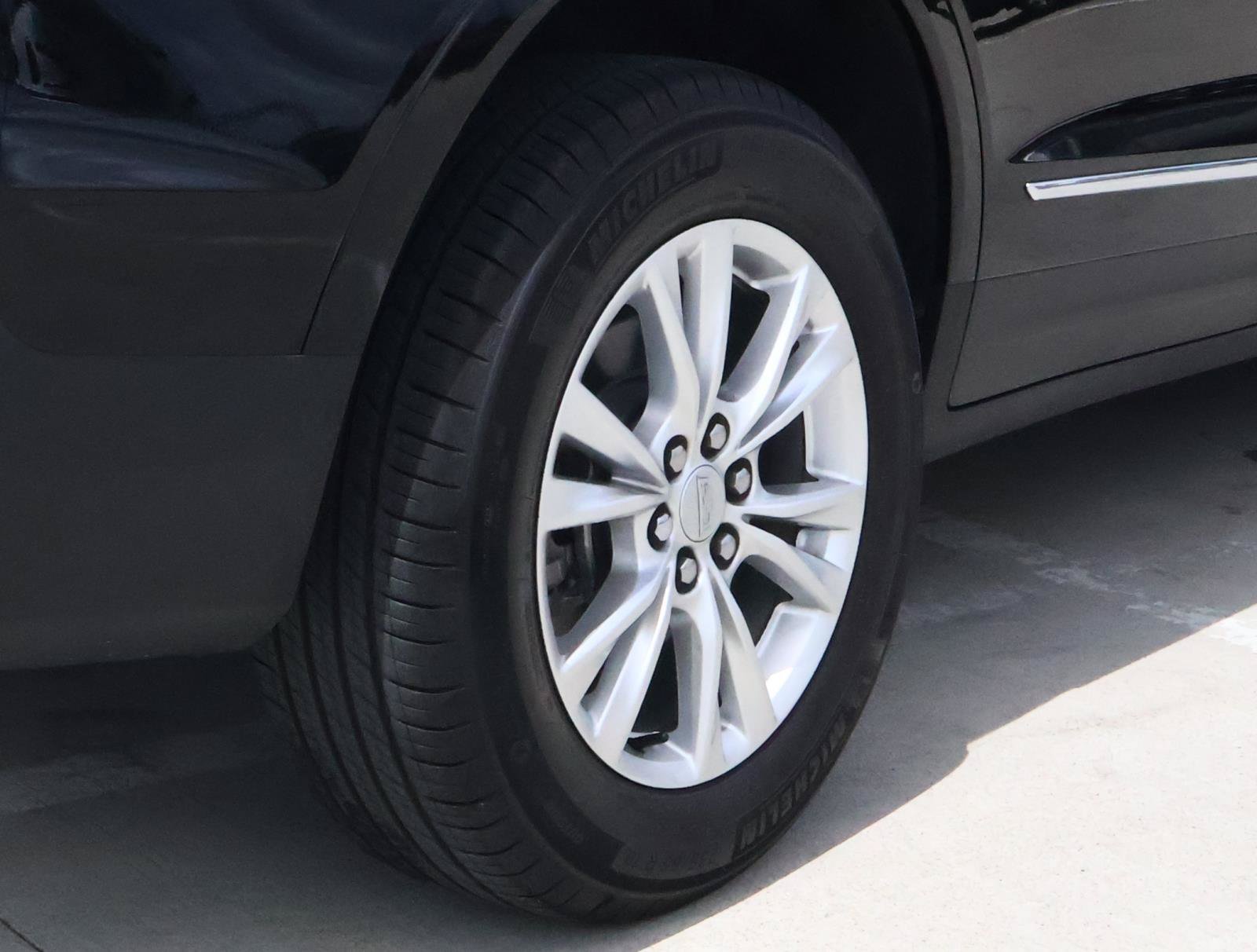 Used 2025 Cadillac XT5 Luxury w/ LPO, Floor Liner Package FWD image 12