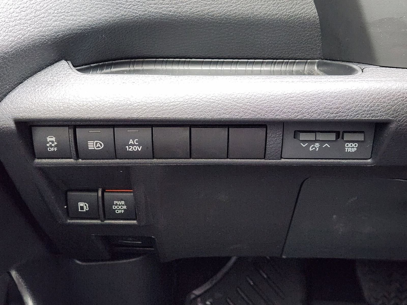 Used 2025 Toyota Sienna XLE Woodland Edition image 25