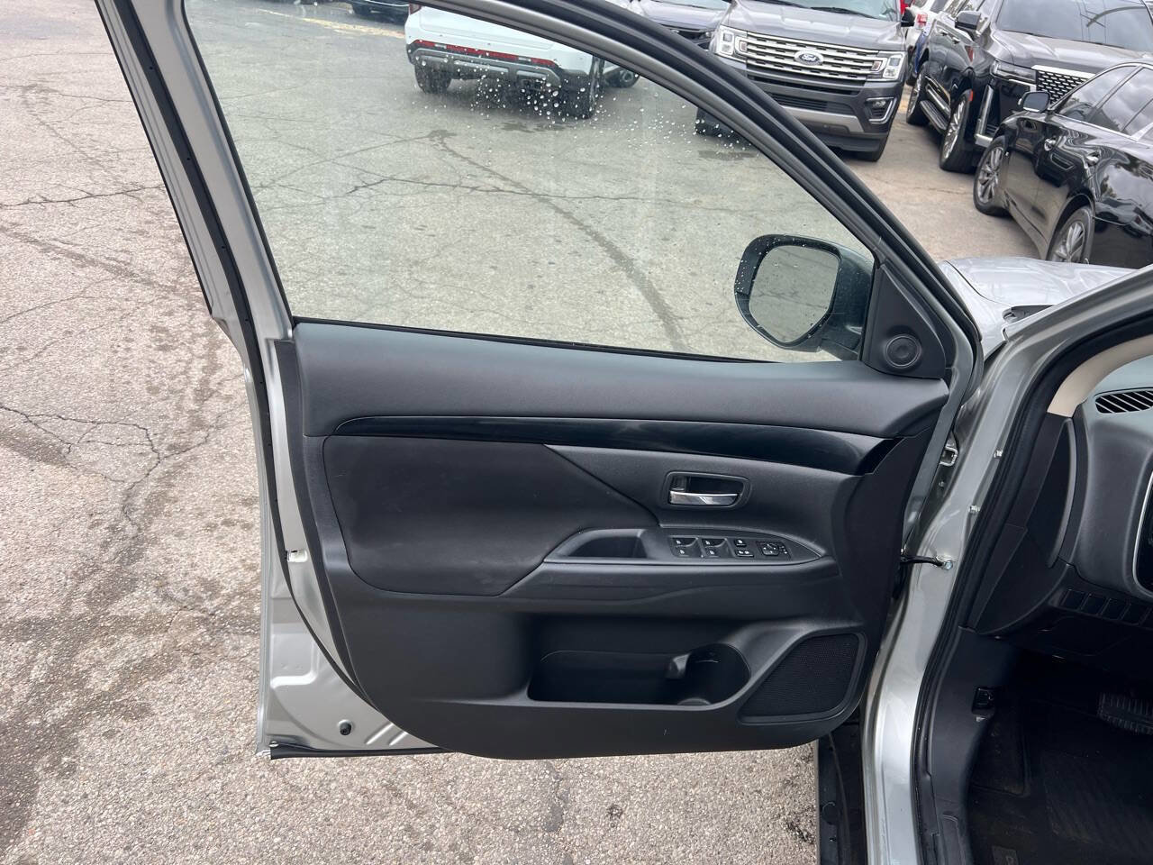 Used 2020 Mitsubishi Outlander ES image 17