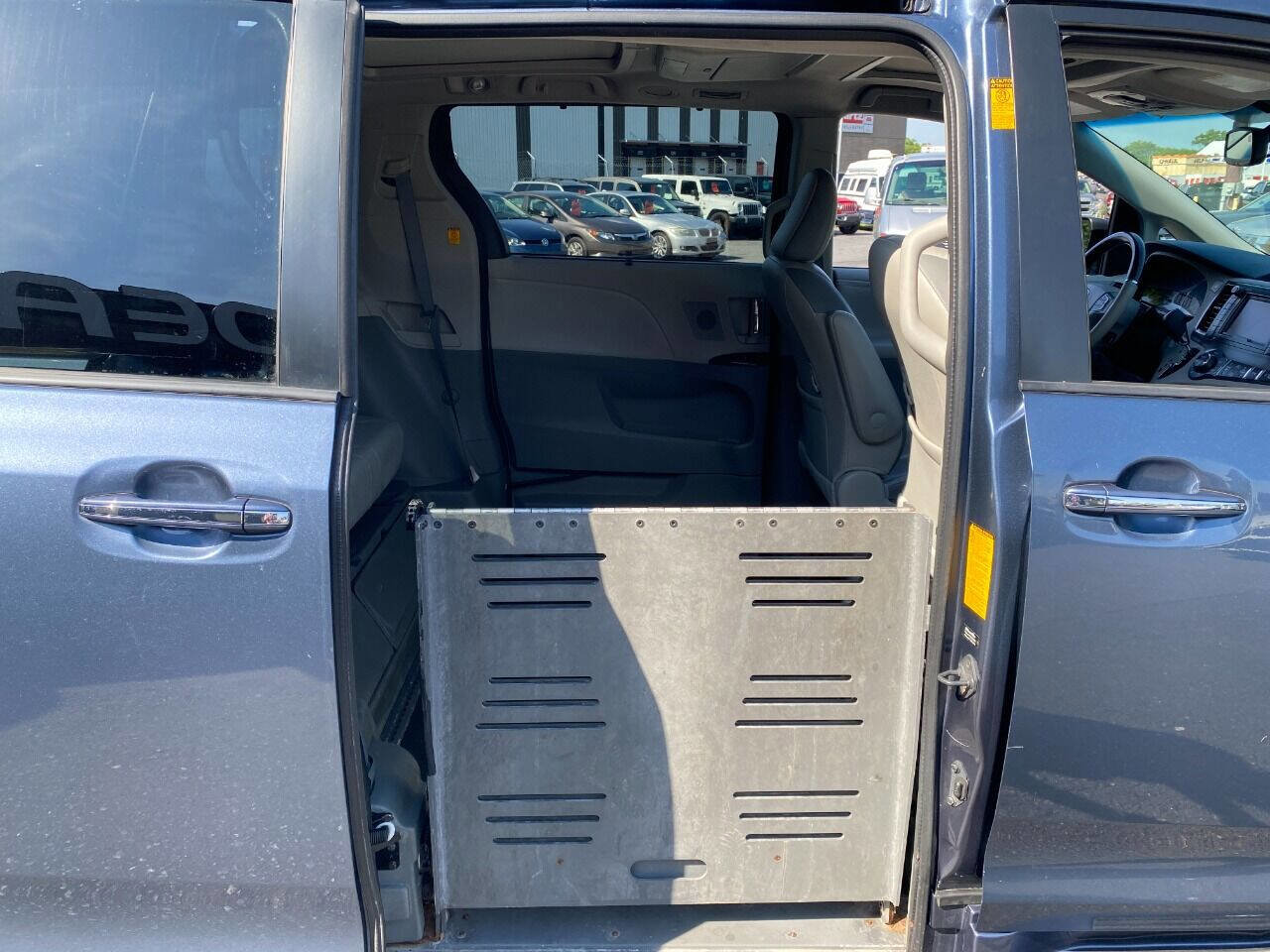 Used 2013 Toyota Sienna XLE w/ Premium Pkg image 31