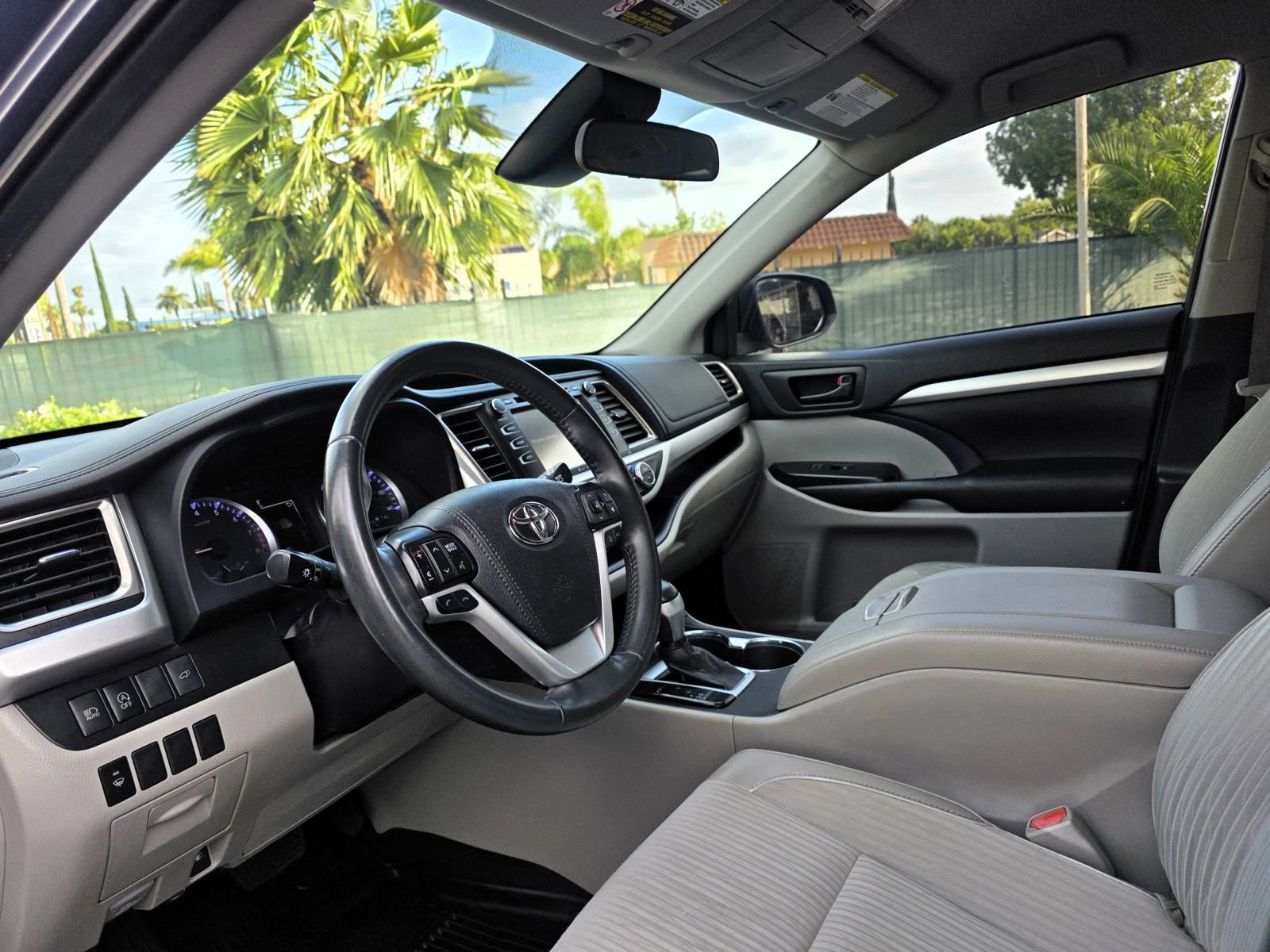 Used 2019 Toyota Highlander Plus FWD image 5