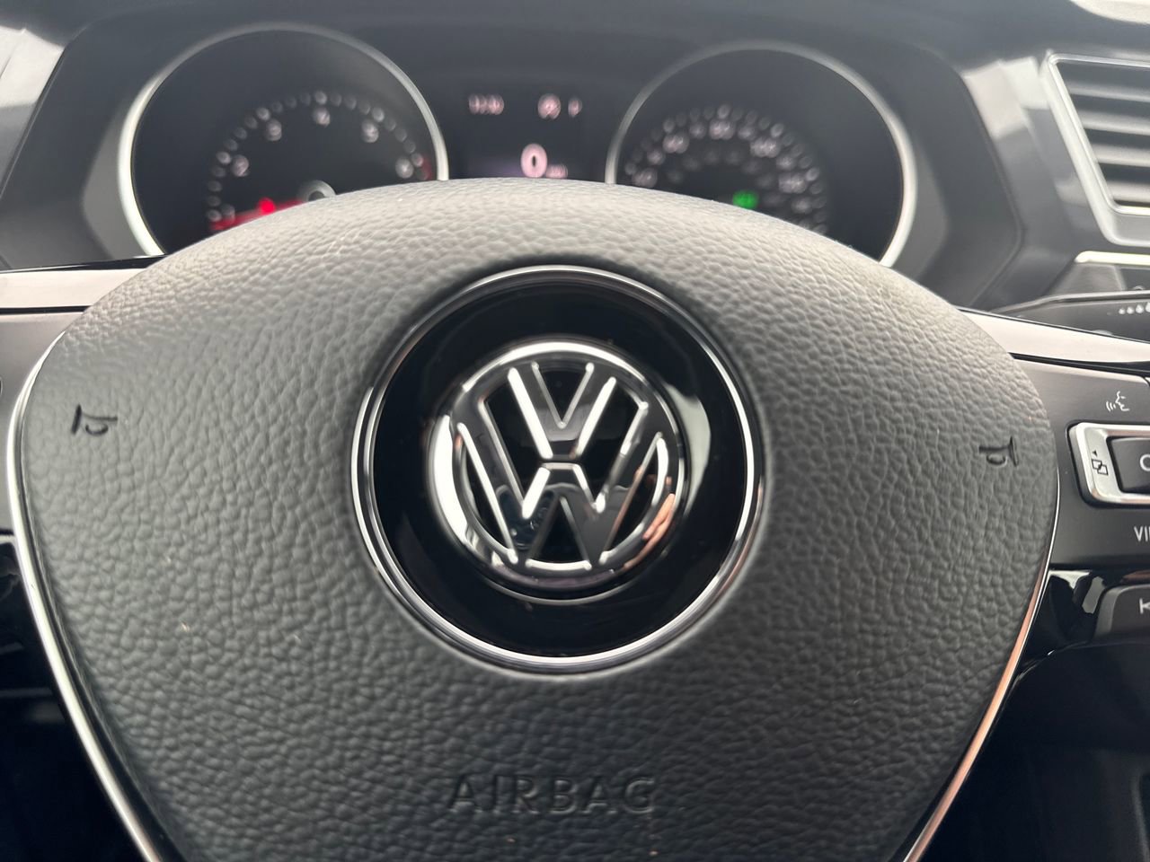 Used 2020 Volkswagen Tiguan SE image 26